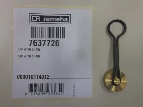 Stopfen mit Kette, aus Metall, neben einem weißen Etikett mit Barcode und dem Markennamen Remeha, auf einem neutralen Hintergrund.